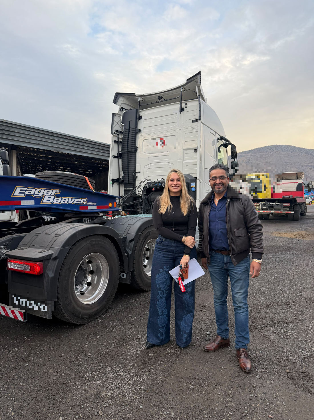Entrega de Cama Baja 60 GSL 3+4 a empresa de transportes
